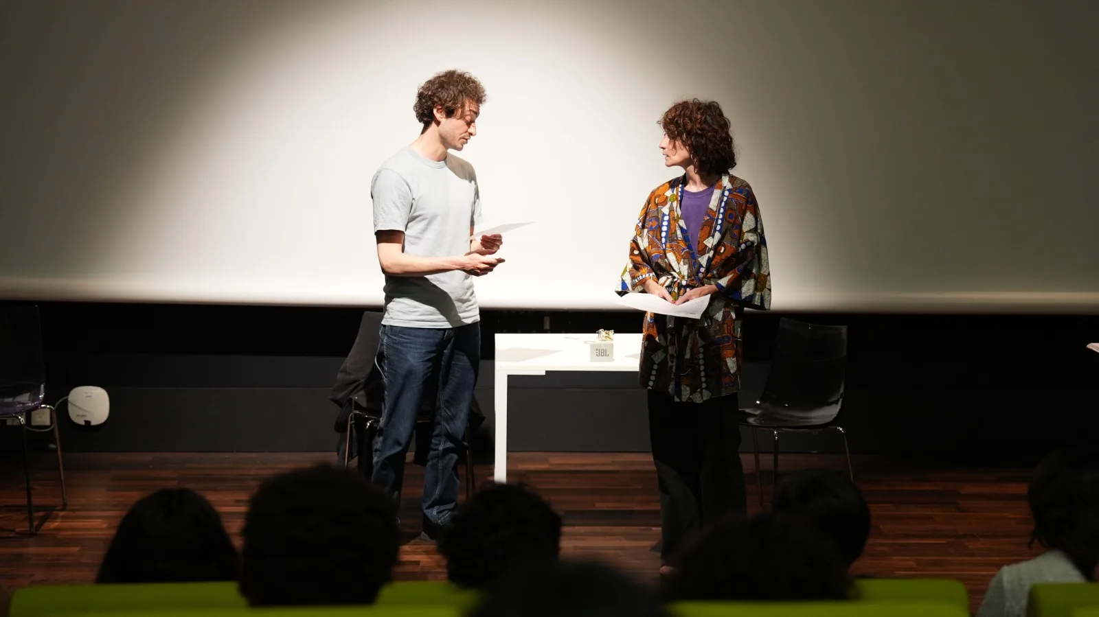 Samy et Béatrice lisent leurs textes face au public lors d'une représentation