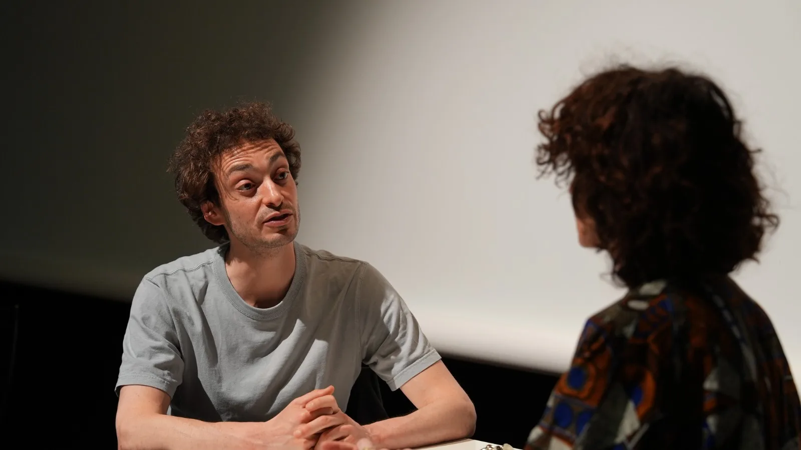 Samy parle avec intensité à Béatrice, regard échangé entre les deux comédiens
