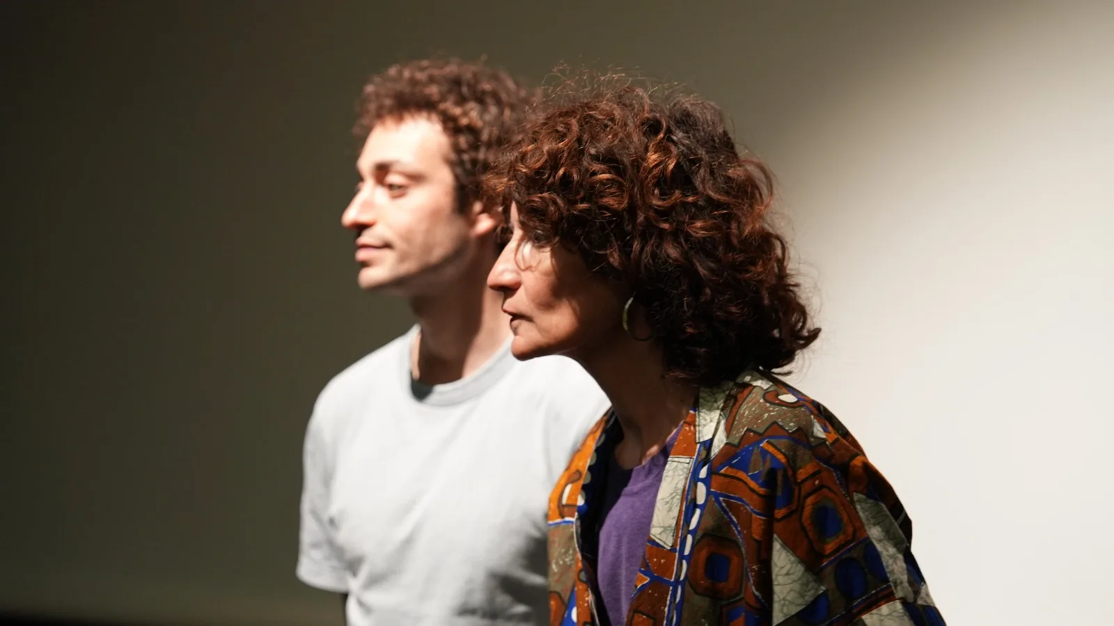 Samy et Béatrice de profil côte à côte, portrait de scène en studio