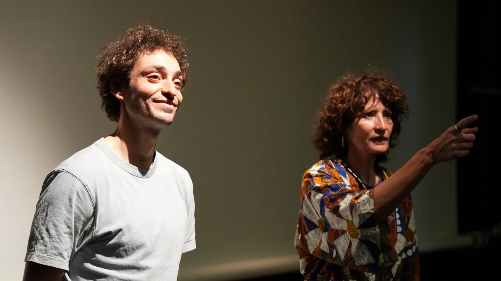 Samy souriant, Béatrice pointant vers le public - complicité sur scène