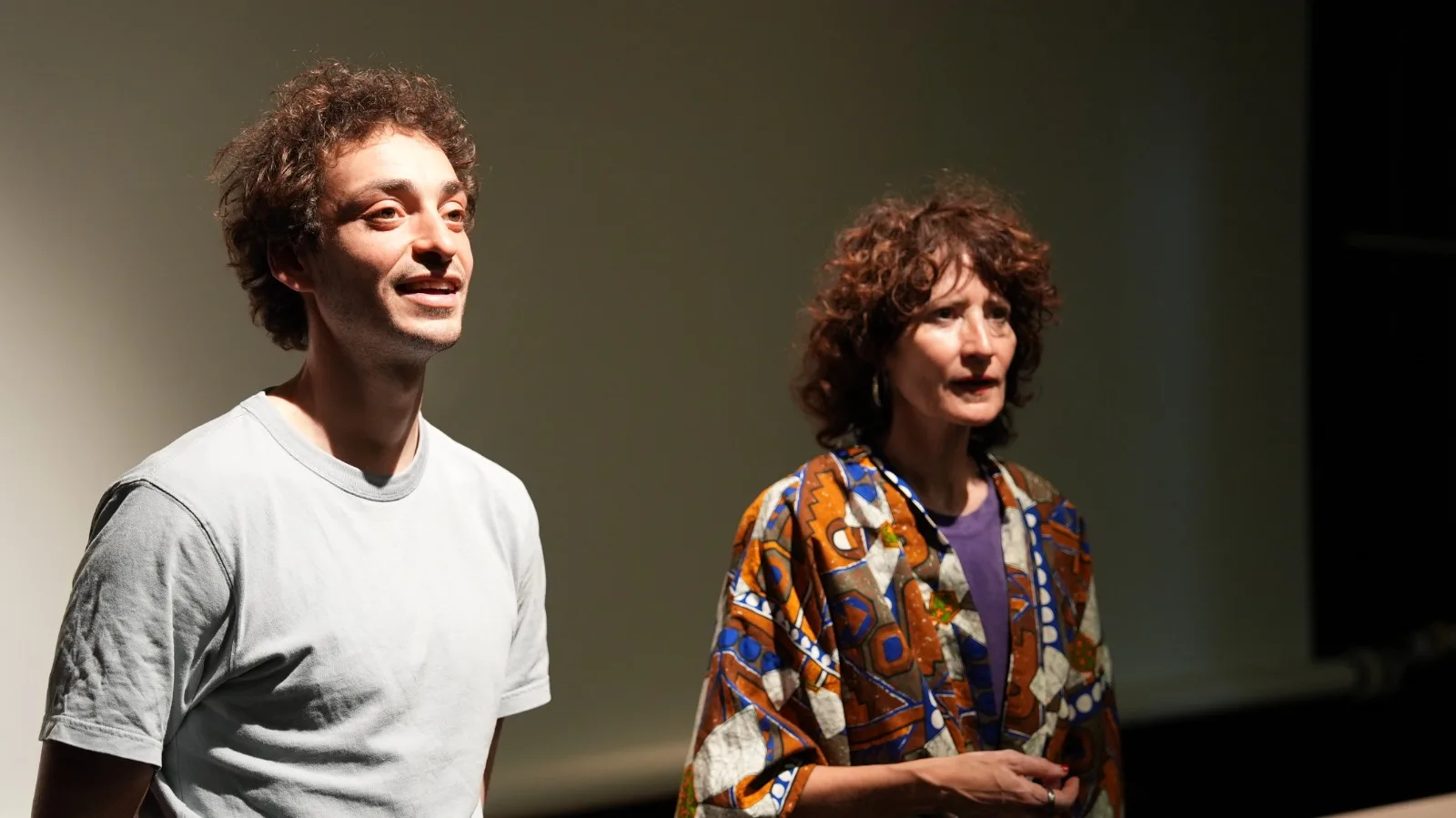 Samy et Béatrice souriants face au public, fin de représentation