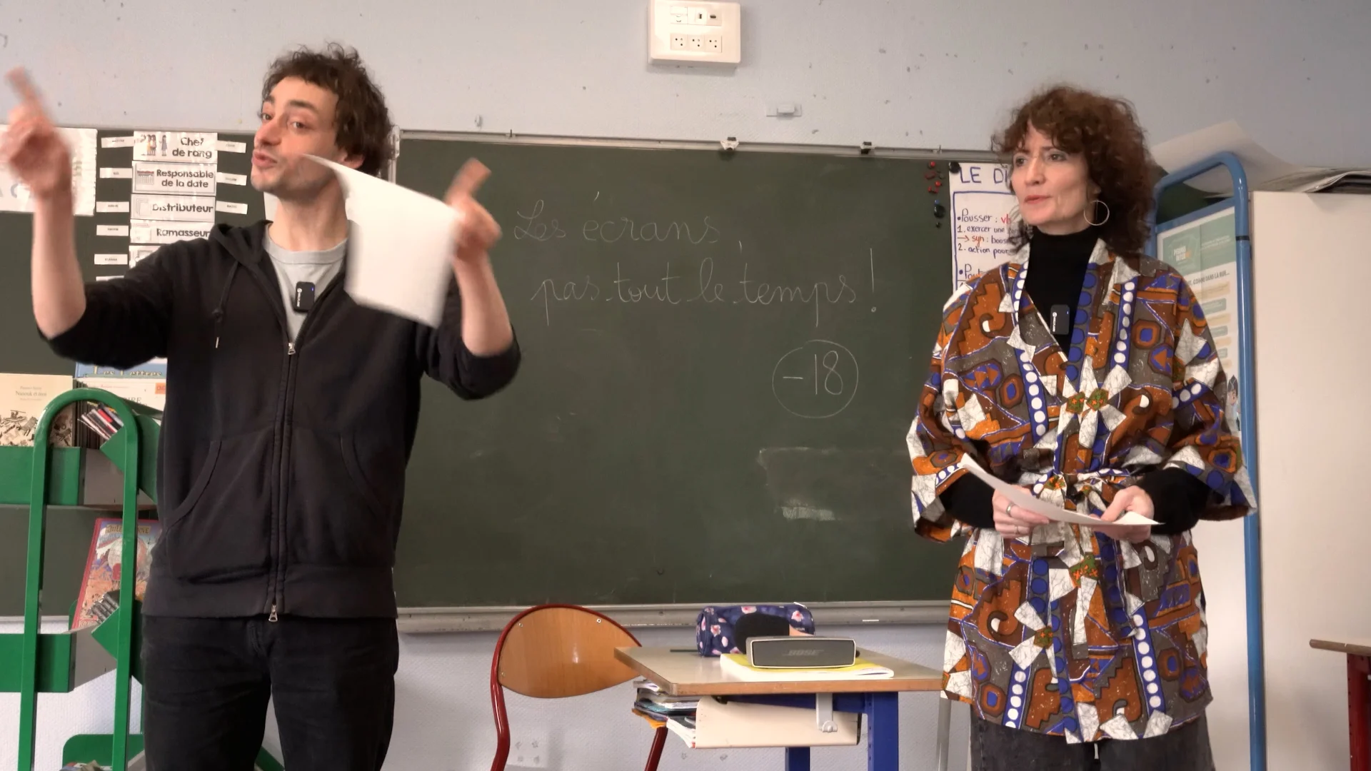 Samy et Béatrice en salle de classe lors d'une intervention, échange avec les élèves