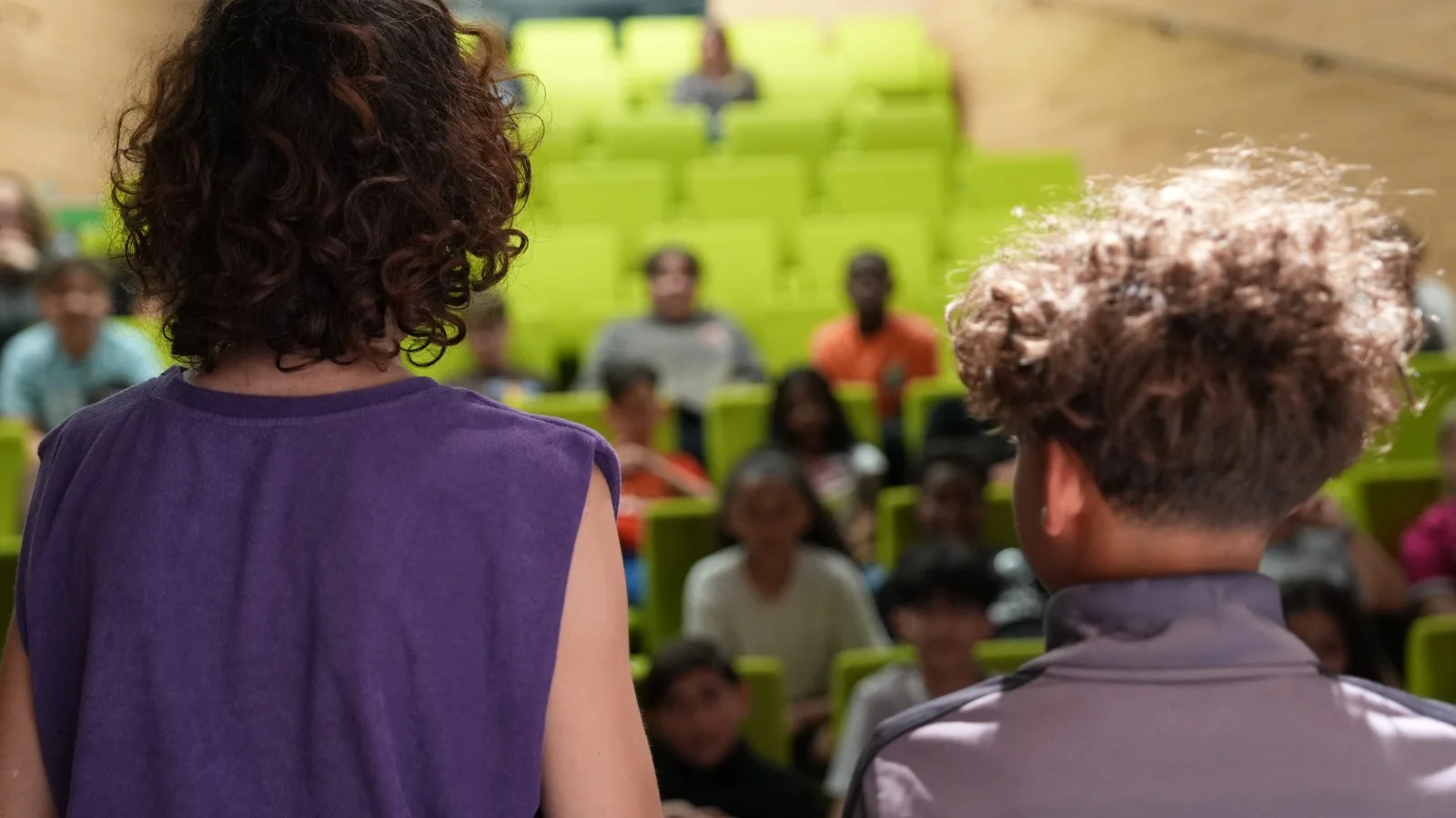 Vue de scène depuis le fond de la salle - Béatrice et Samy face au public d'enfants