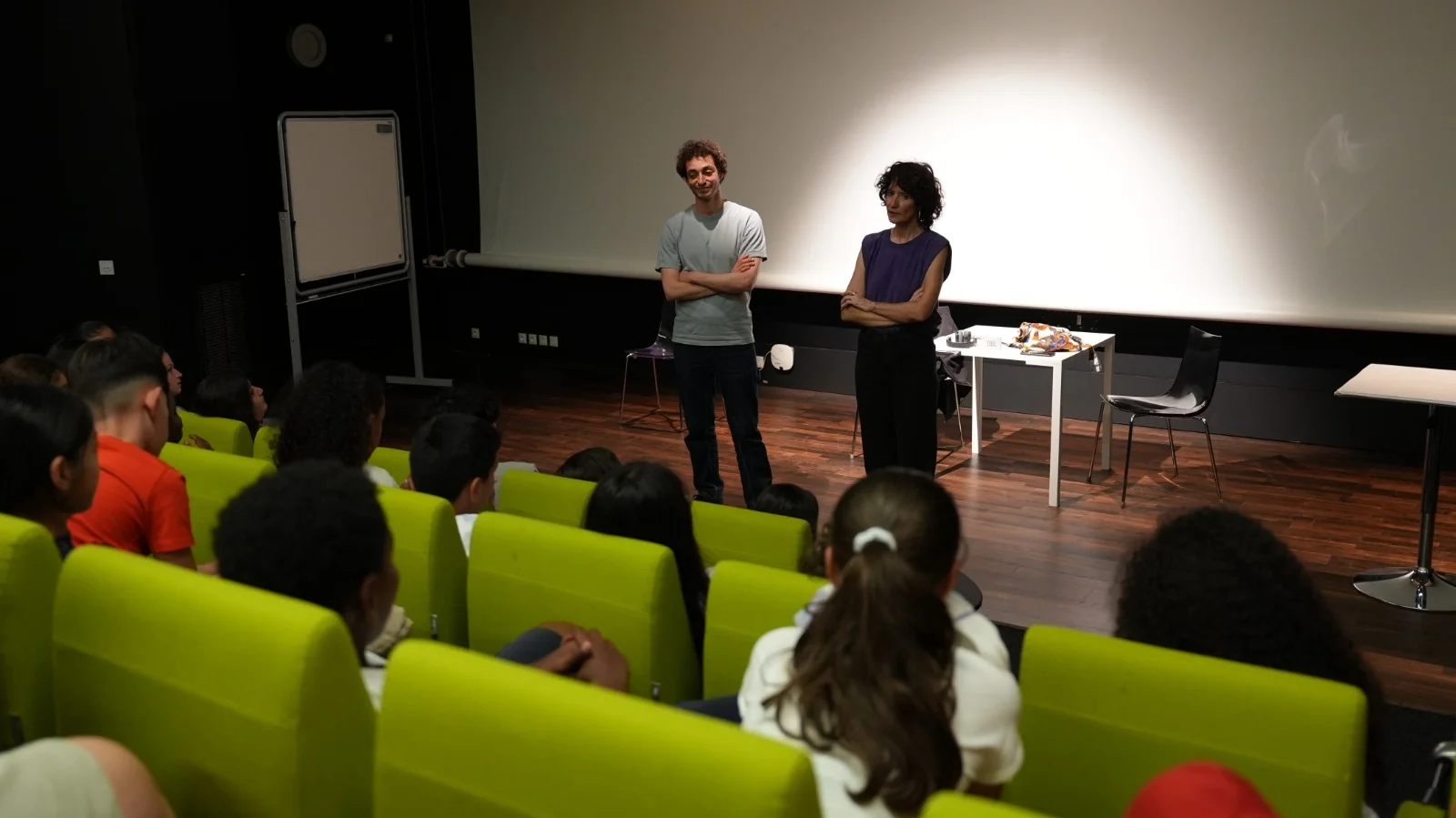 Samy et Béatrice sur scène devant une salle remplie d'enfants, spectacle participatif
