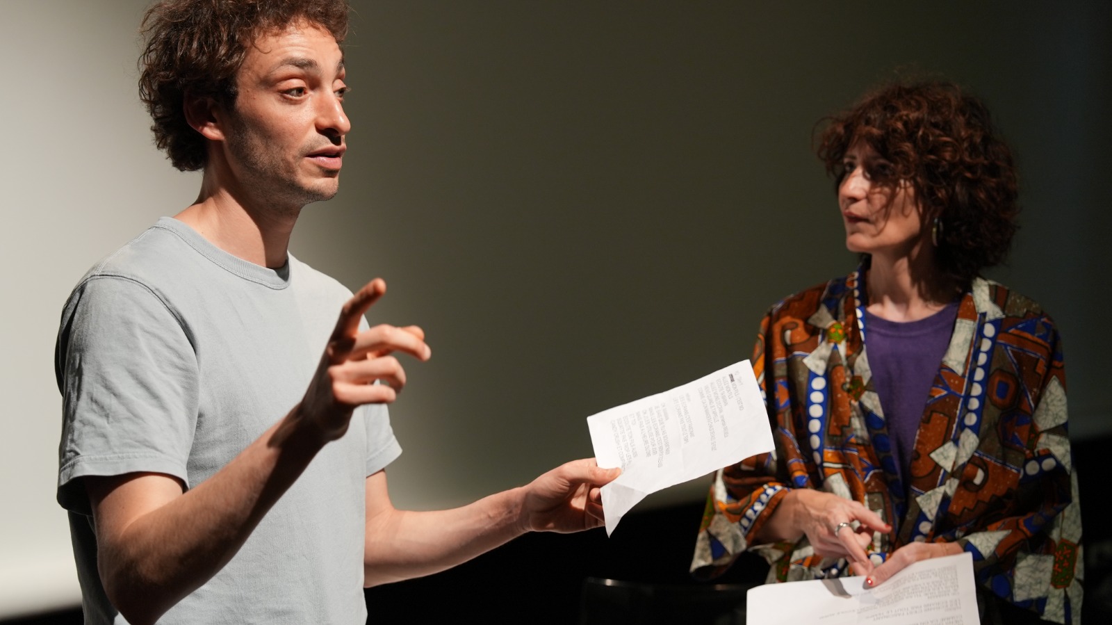 Samy en plein jeu scénique, spectacle de théâtre participatif sur les écrans et les enfants