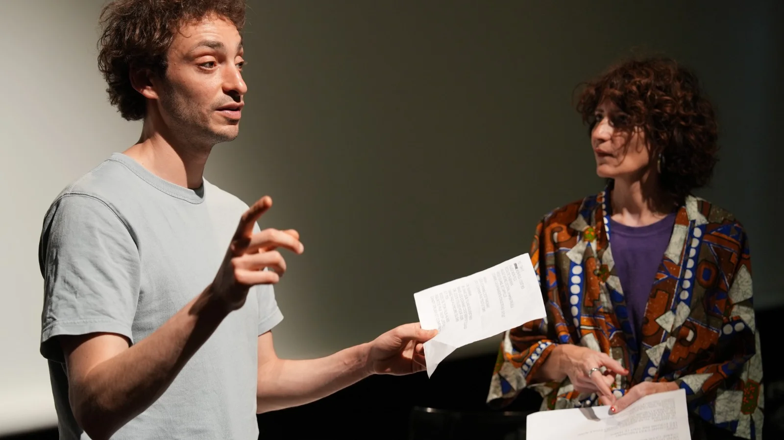 Béatrice et Samy en pleine scène participative lors d'une représentation scolaire