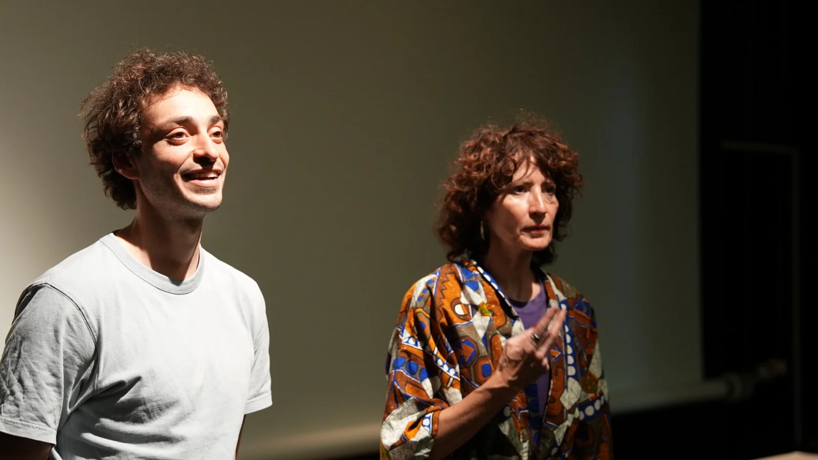 Samy souriant, Béatrice l'observant - complicité des deux comédiens sur scène